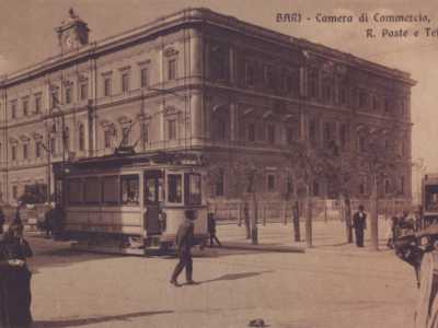 Dopo pochi anni, tra il 1913 e il 1914, fu creata una quarta linea che dal Municipio, passando davanti alla Camera di Commercio...